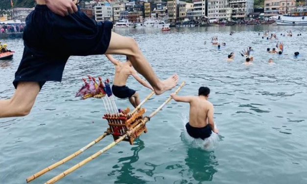 神明跳水！野柳淨港文化祭元宵登場　200勇士抬轎「水裡來火裡去」