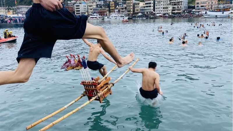 神明跳水！野柳淨港文化祭元宵登場　200勇士抬轎「水裡來火裡去」